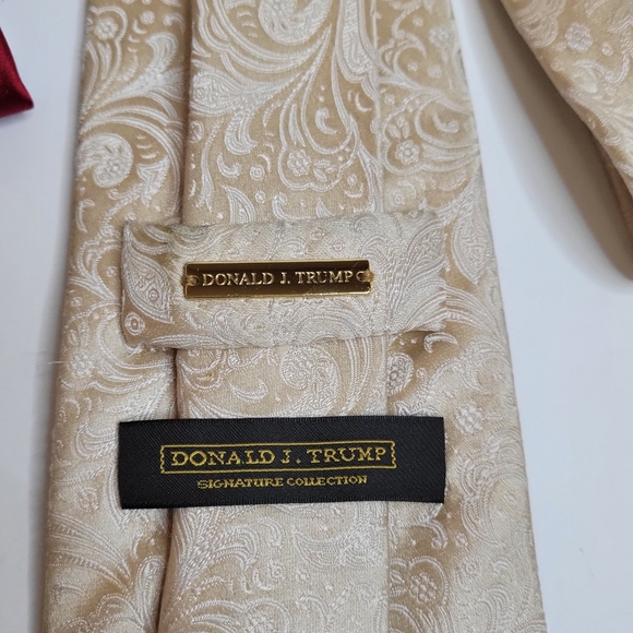 Lot 2 Donald Trump 100% Silk Neckties Red White+Cream Signature Collection Read - Picture 10 of 15